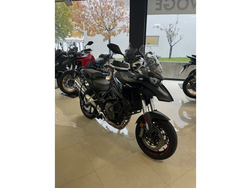 QJ MOTOR SRT 700 ON ROAD